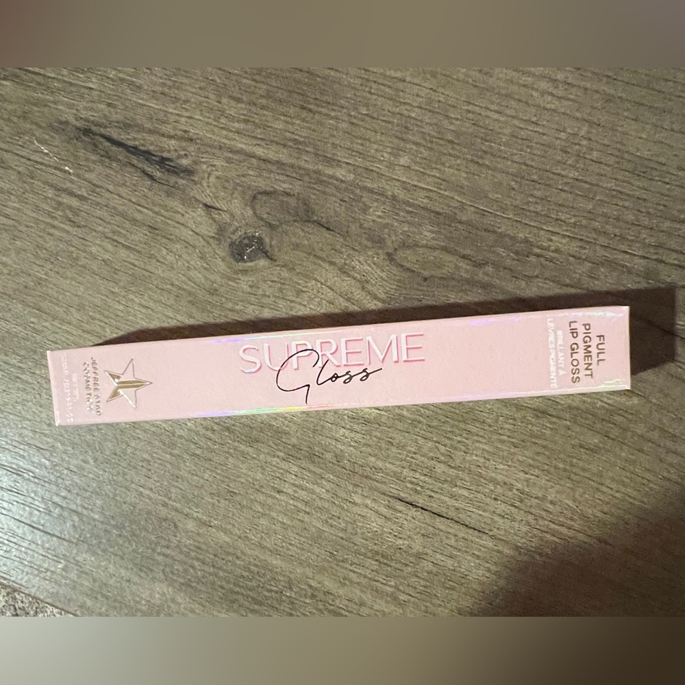 NWT Jeffree Star Supreme Gloss
NWT
color Watermelon Soda BRAND NEW